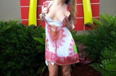 Linda chica exhibicionista se desnuda en McDonald's Gifs animados, imágenes divertidas, famosas en poca ropa, mujeres hermosas. - Blondes -
