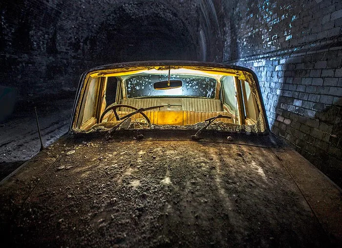 autos clásicos abandonados en un túnel de liverpool 06 tachido.mx lawaloca
