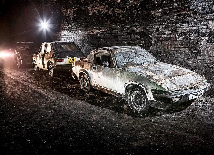 autos clásicos abandonados en un túnel de liverpool 12 tachido.mx lawaloca