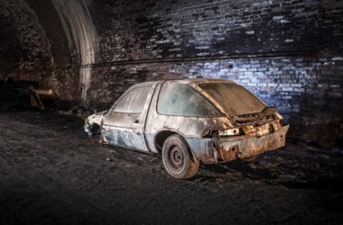 Autos clásicos en un túnel de liverpool