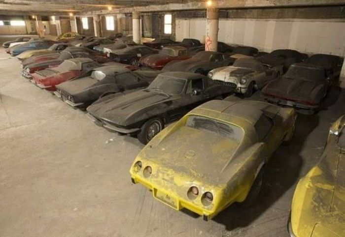 automóviles antiguos de alta gama abandonados en un estacionamiento